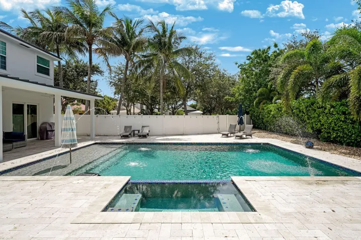 Pool with deck jets