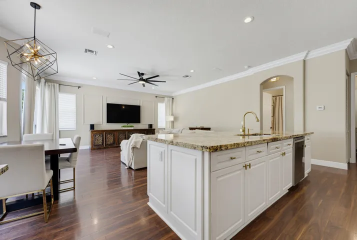Gorgeous Kitchen / Family Room