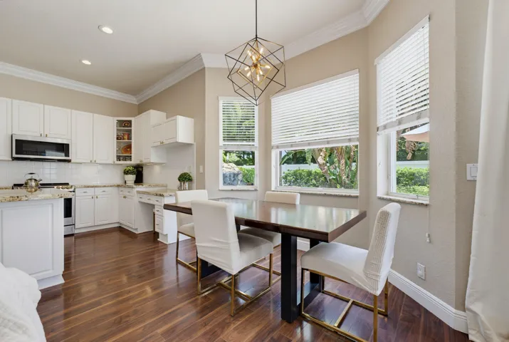 Gorgeous Kitchen / Breakfast Nook