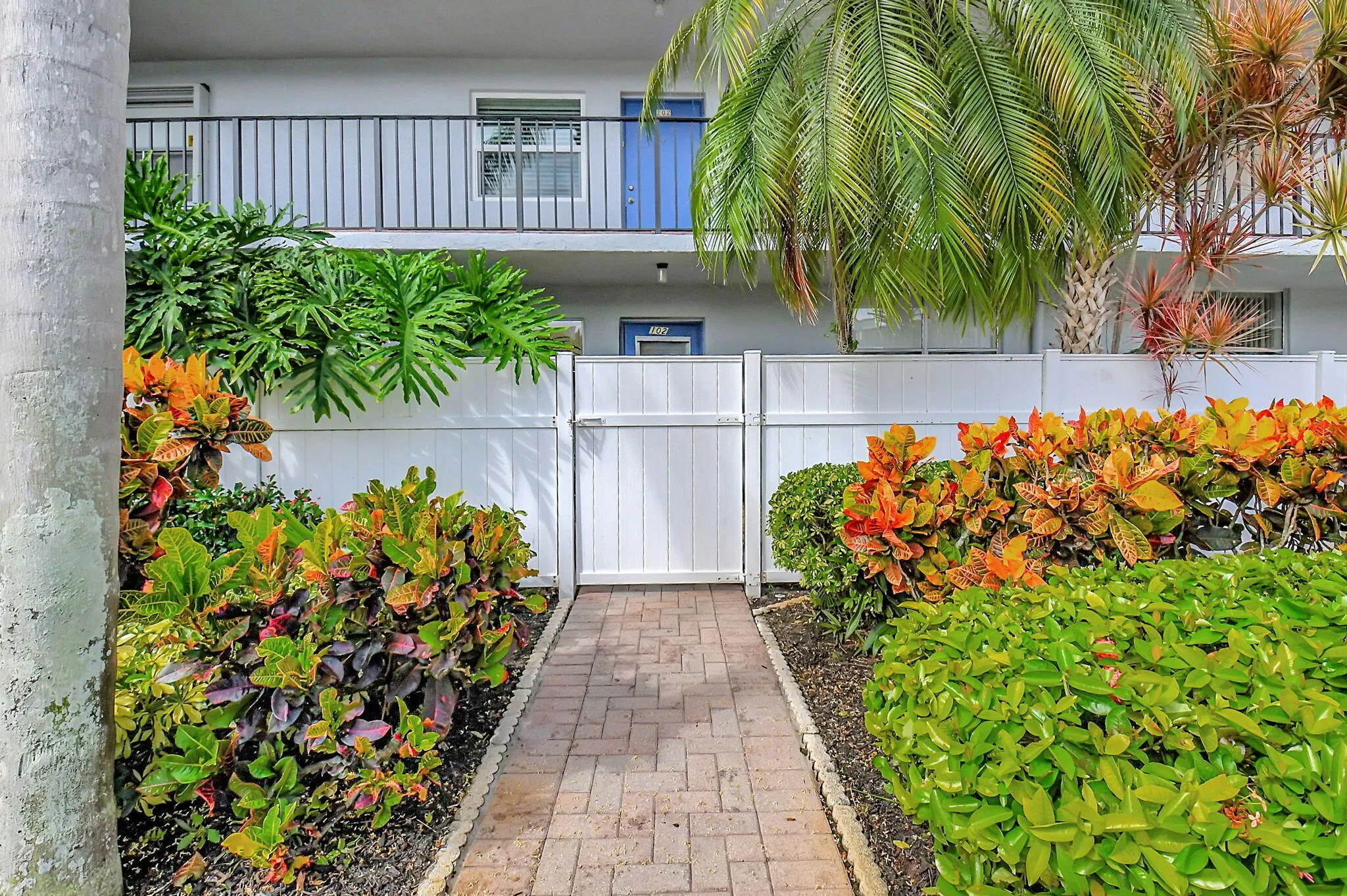 PRIVACY FENCE ENTRYWAY