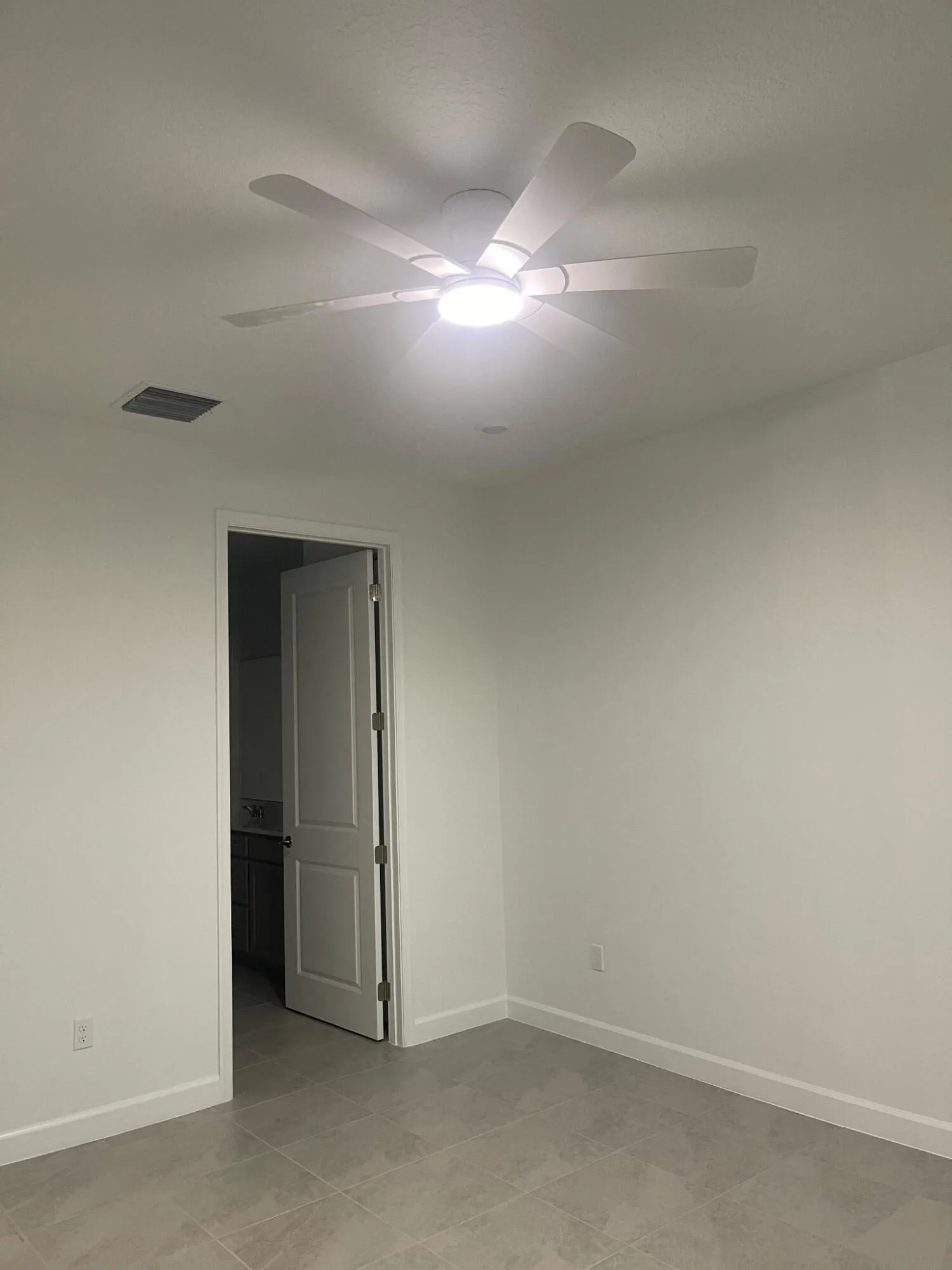 Master suite w celling fan