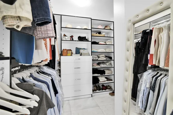 Walk in closet