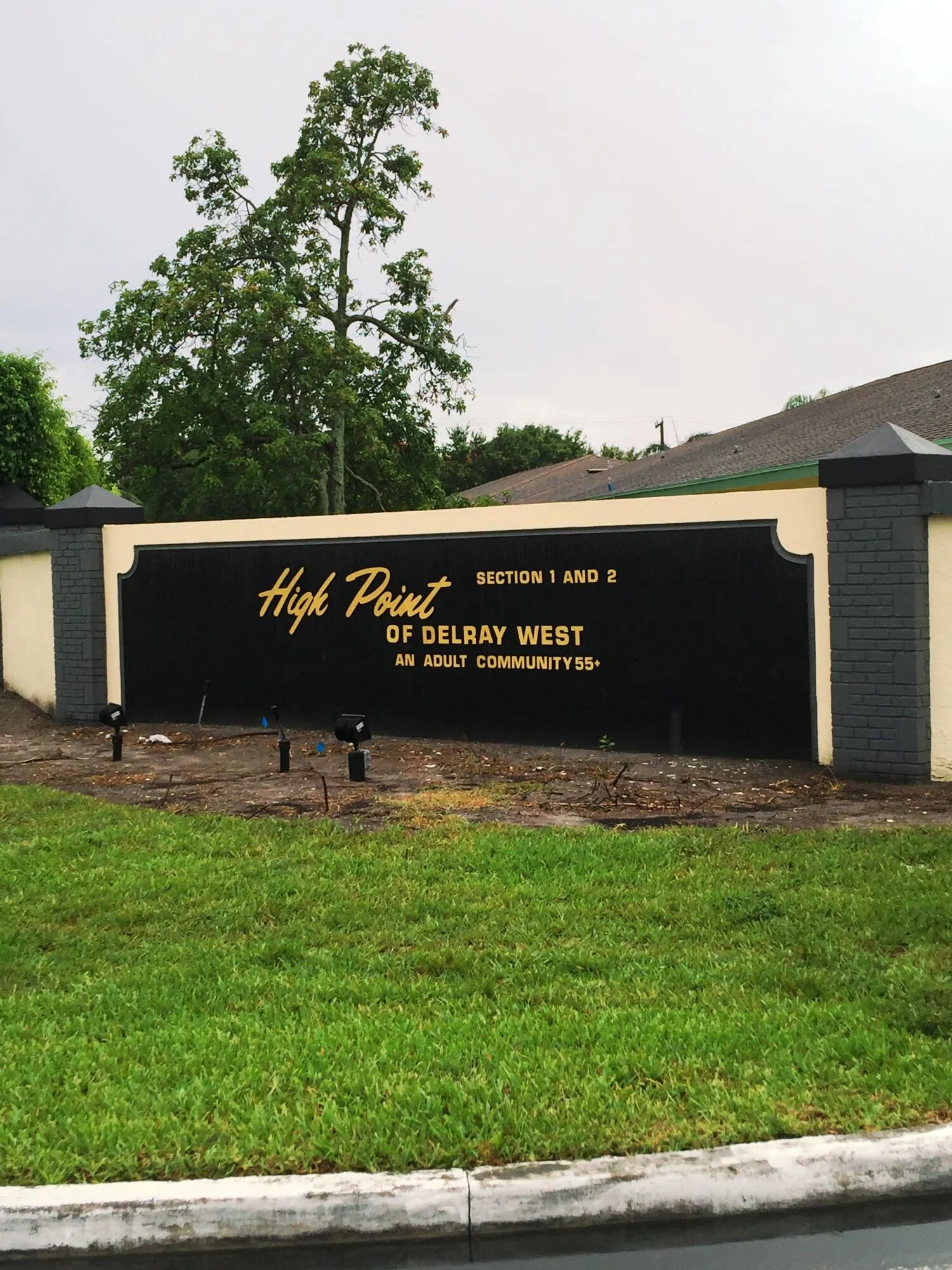 HP1W Entrance to community