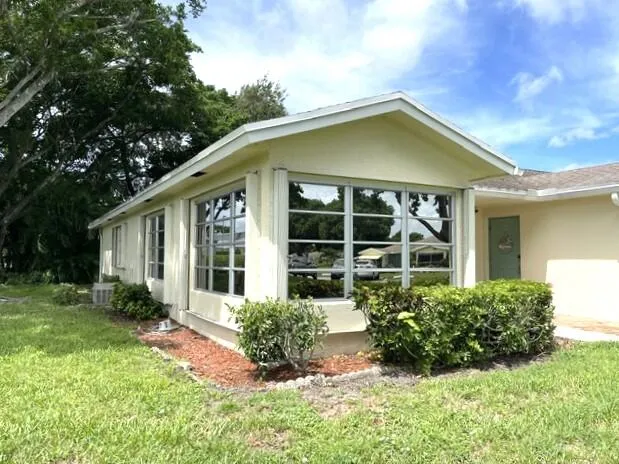 Front view of corner villa 1