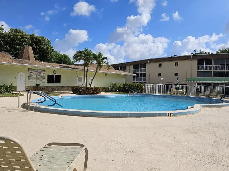 Sussex 300 Pool