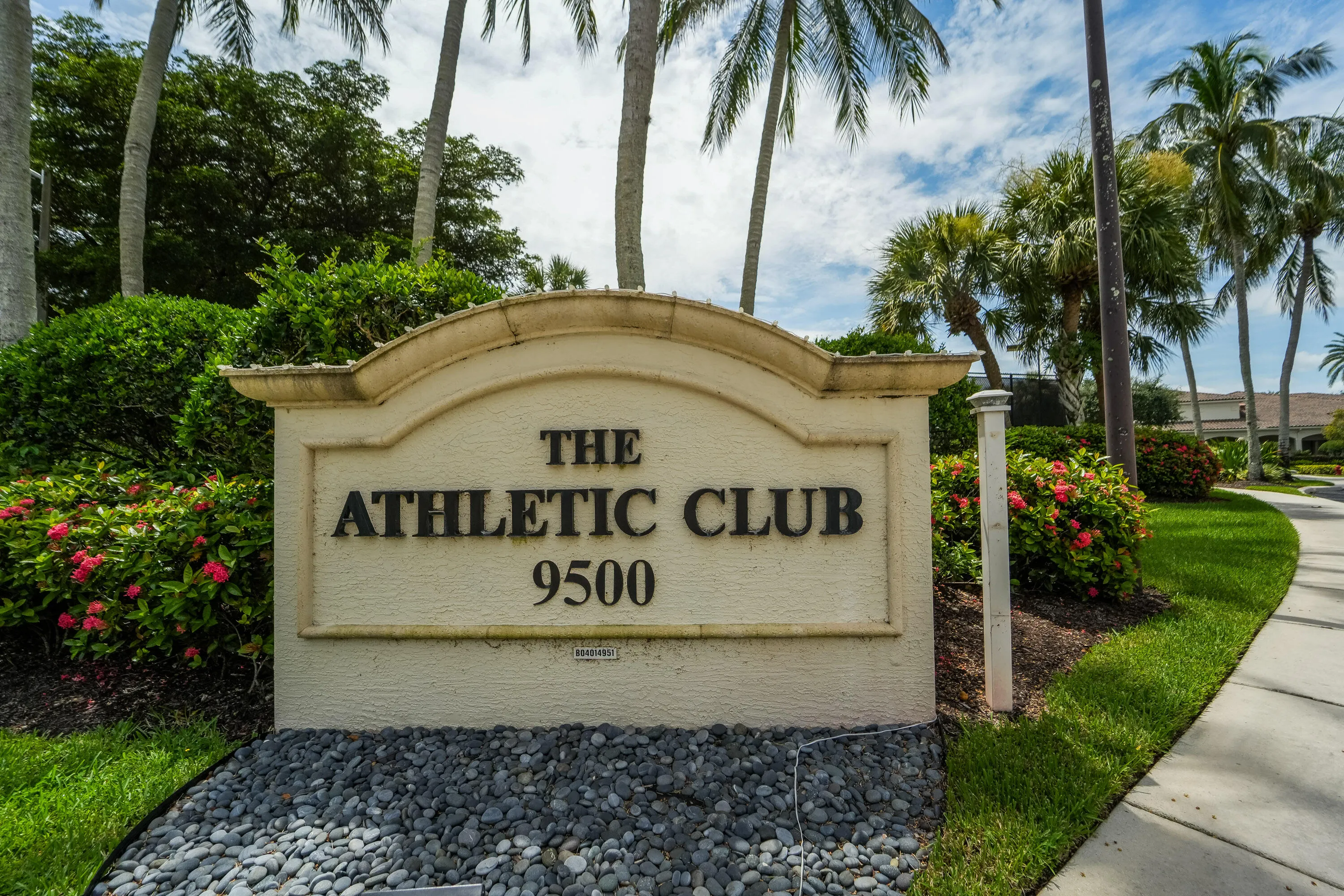 The separate Athletic Club complements the Social Club with more than 17,500 square feet devoted to fitness, wellness and recreation.