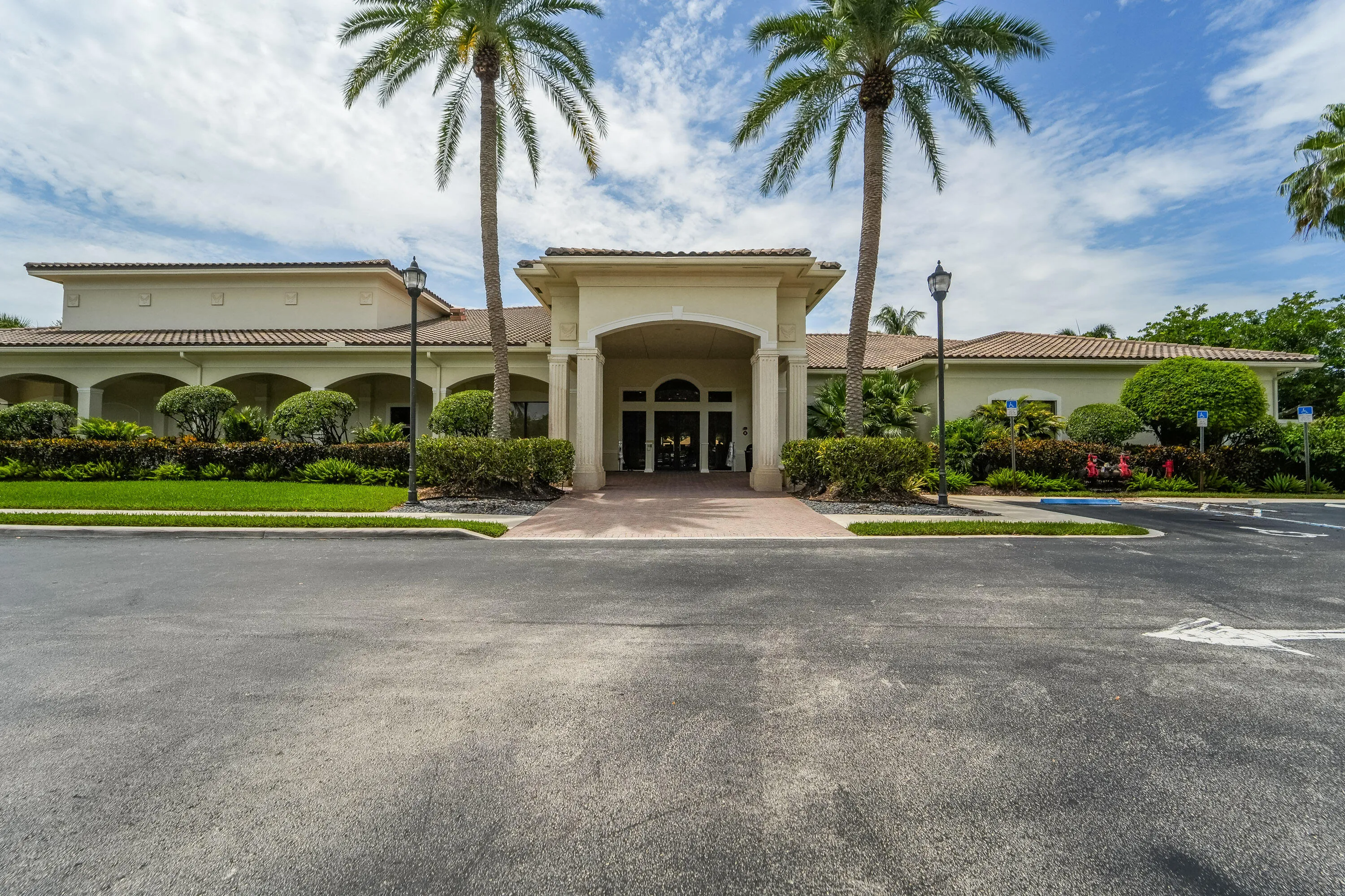 The separate Athletic Club complements the Social Club with more than 17,500 square feet devoted to fitness, wellness and recreation.