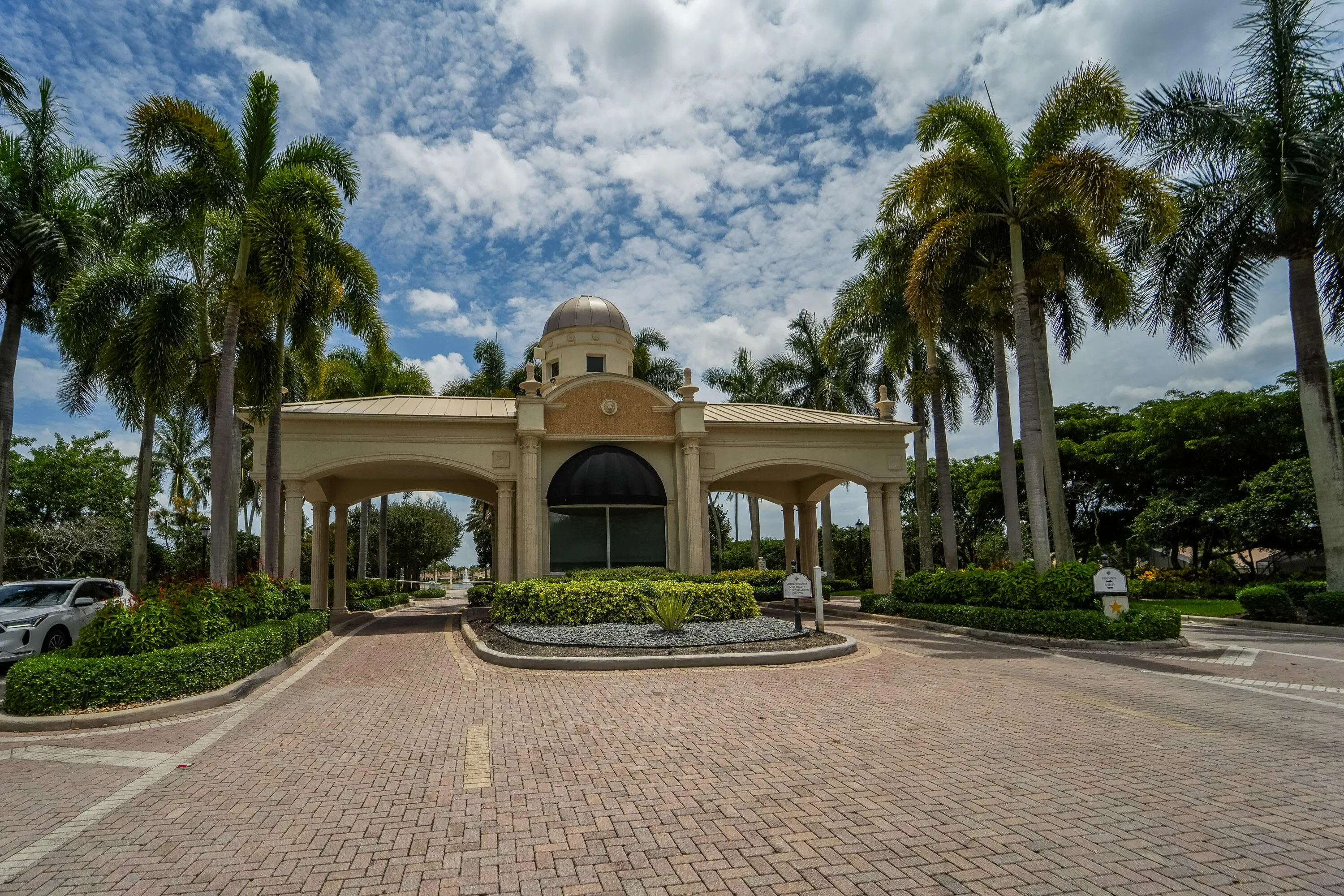 Valencia Shores offers two guarded, gated entrances staffed for residents and guests.