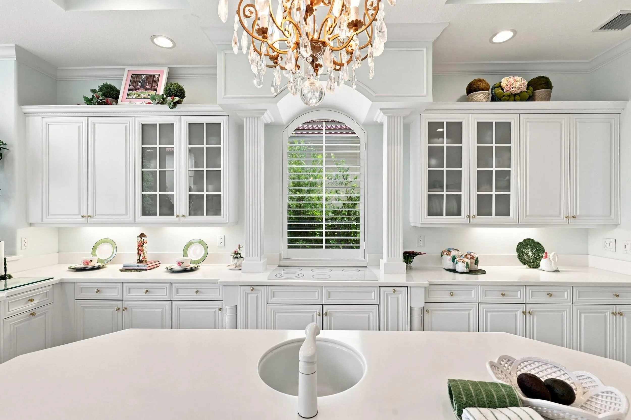 Beautiful arched window by cooktop