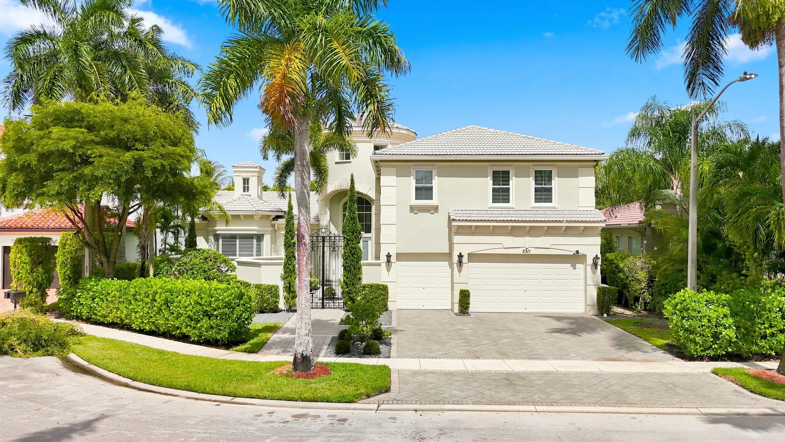 Elegant Palm Beach designed estate home in Stotesbury Village in Olympia, Wellington FL. 4,830 sq ft with 5 Bedrooms & 6 1/2 bathrooms on large premium lake and nature preserve lot.