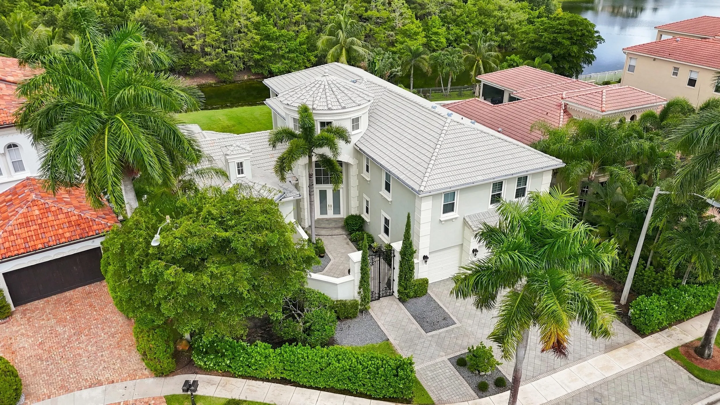 Premium cul de sac lake/natural preserve lot with mature landscape and 3 car garage