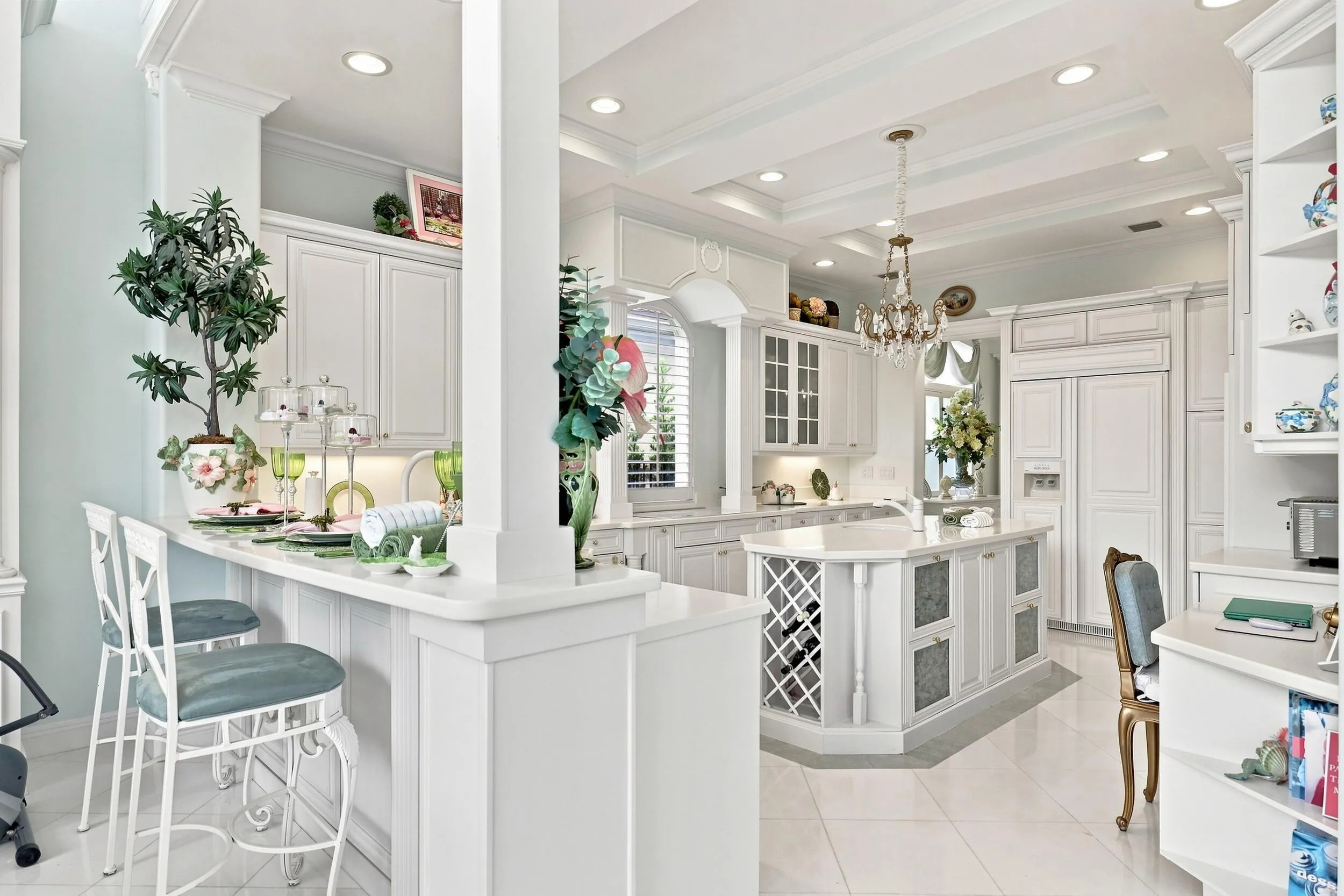 Eating area by kitchen counter