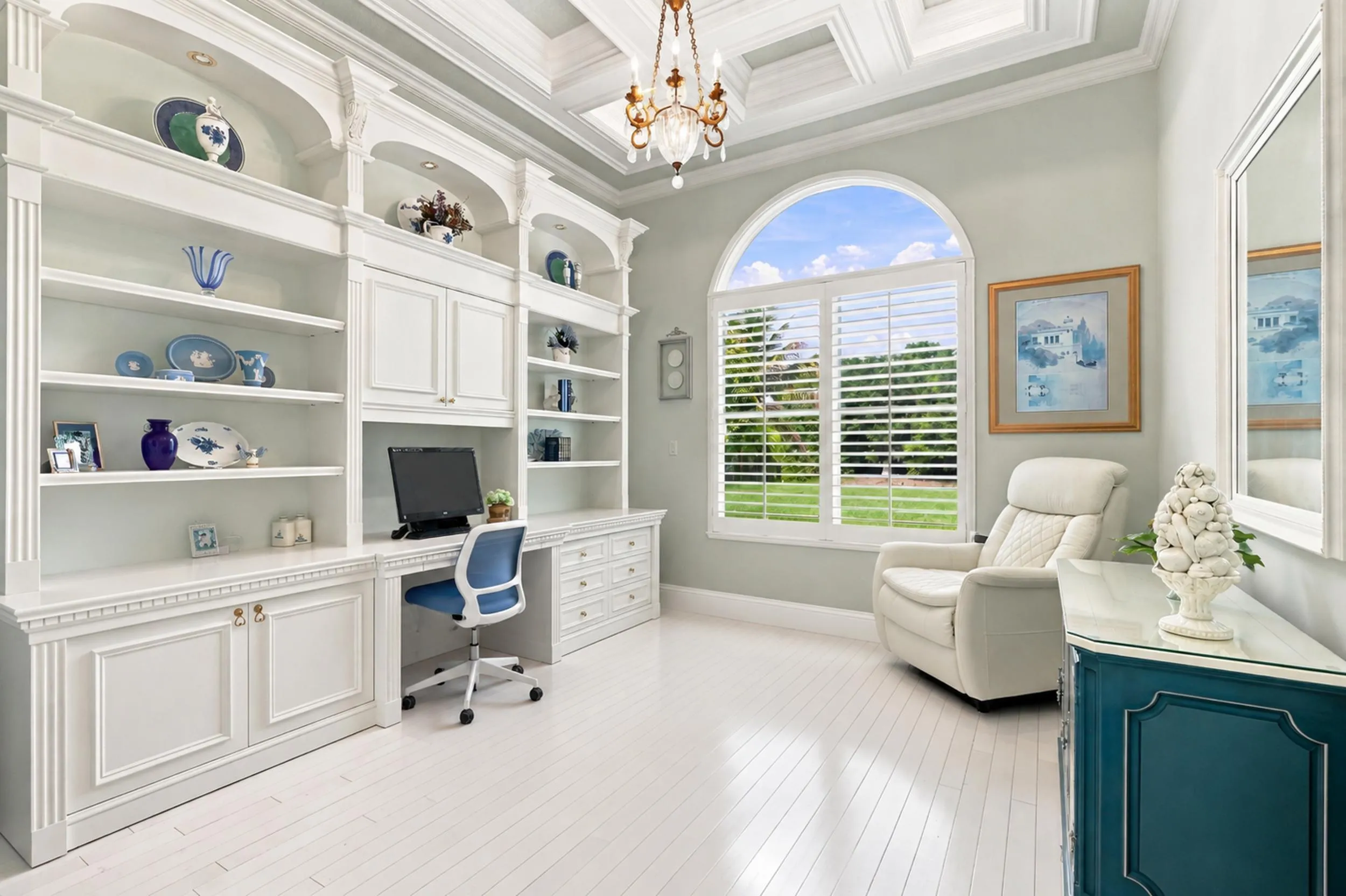 Large office den in 1st floor