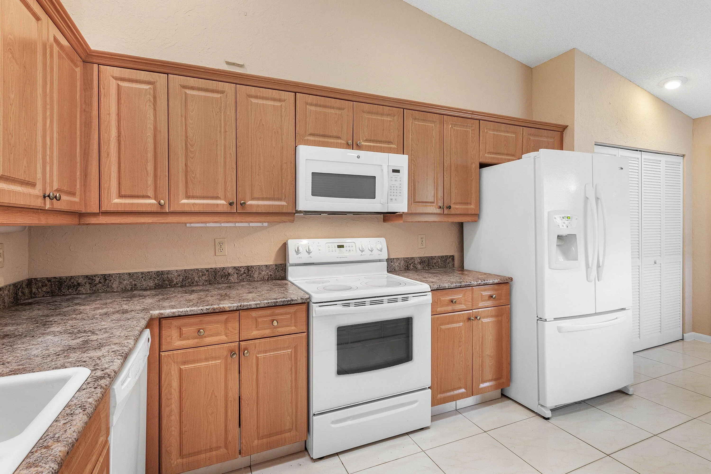 009-8271SunLakeDrive-BocaRaton-FL-33496-