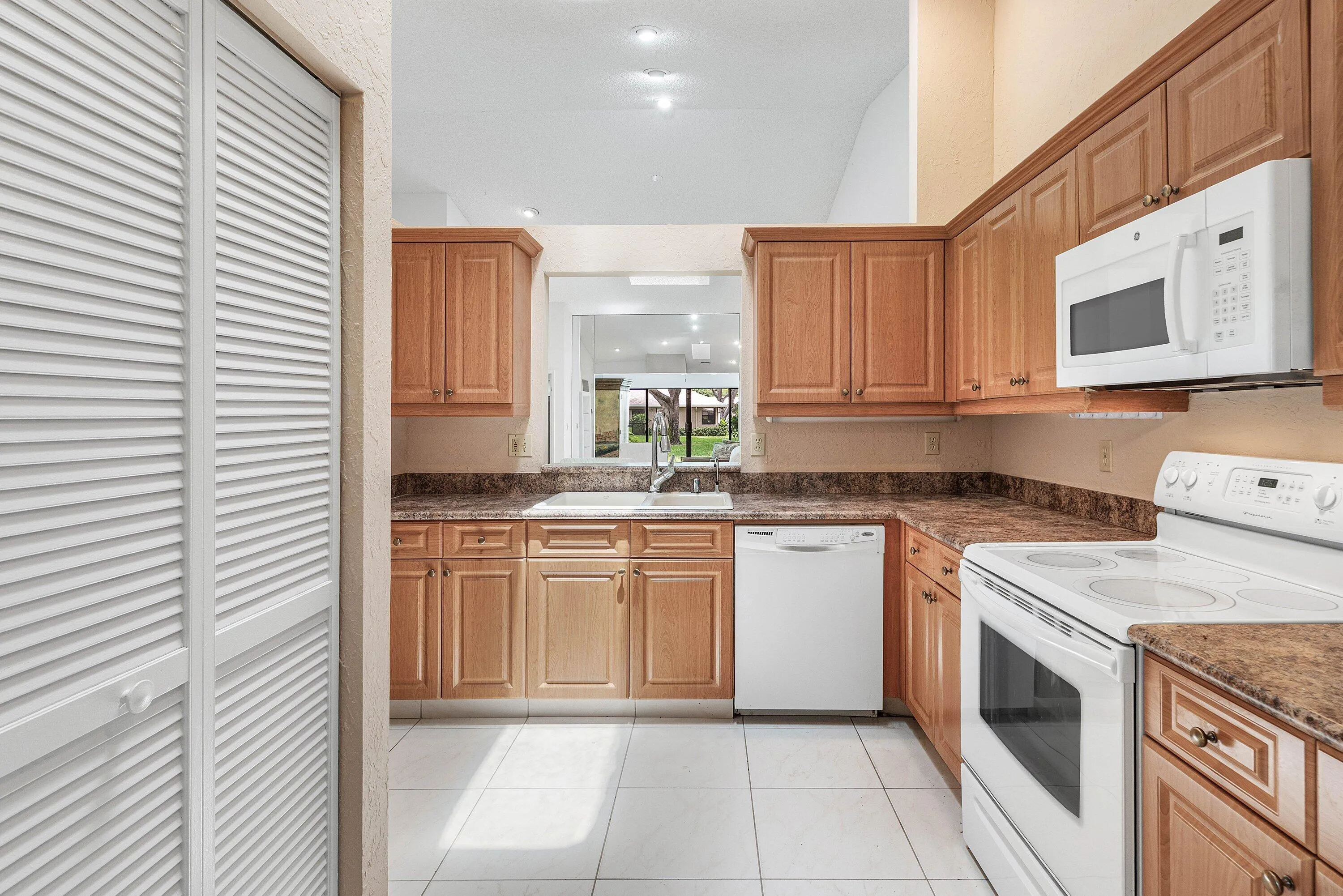 007-8271SunLakeDrive-BocaRaton-FL-33496-