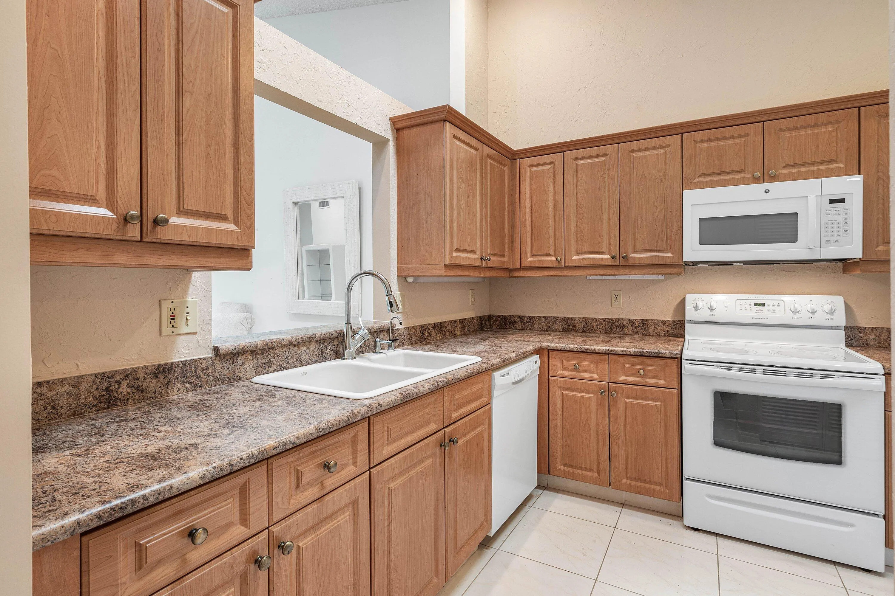 011-8271SunLakeDrive-BocaRaton-FL-33496-