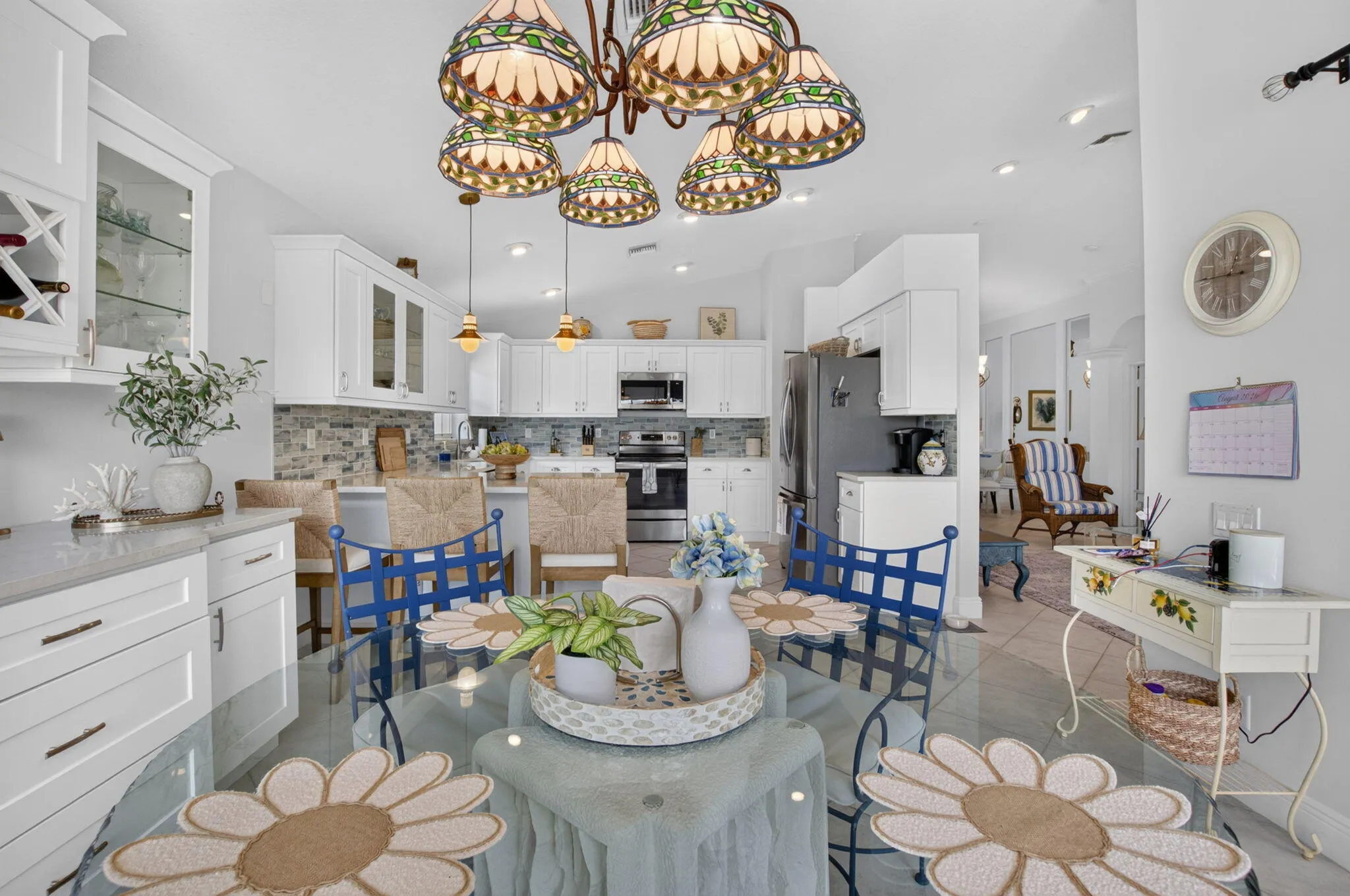 Kitchen & breakfast area