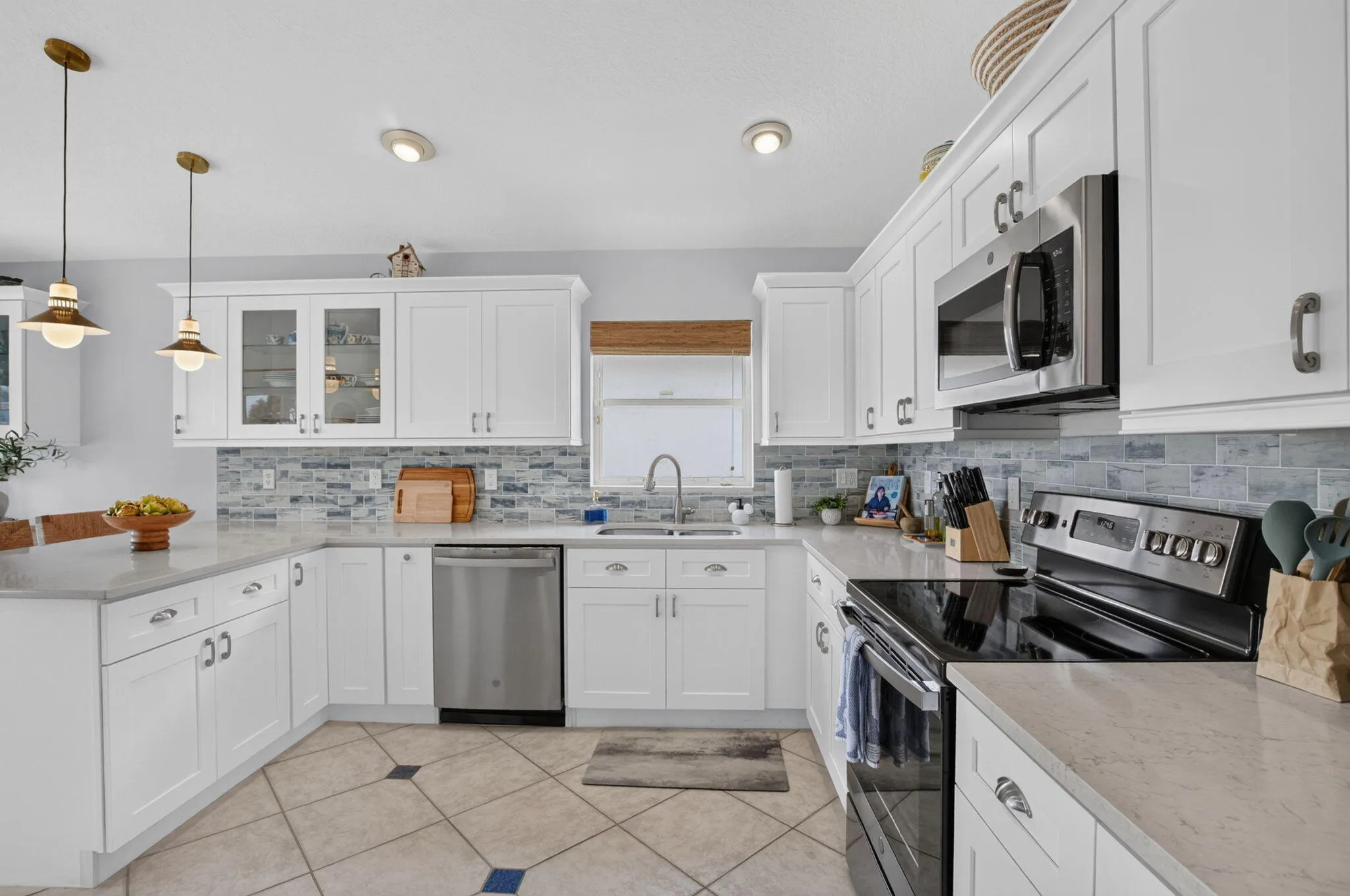 Lots of cabinets and counter​​‌​​​​‌​​‌‌​‌‌​​​‌‌​‌​‌​‌​​​‌​​ space
