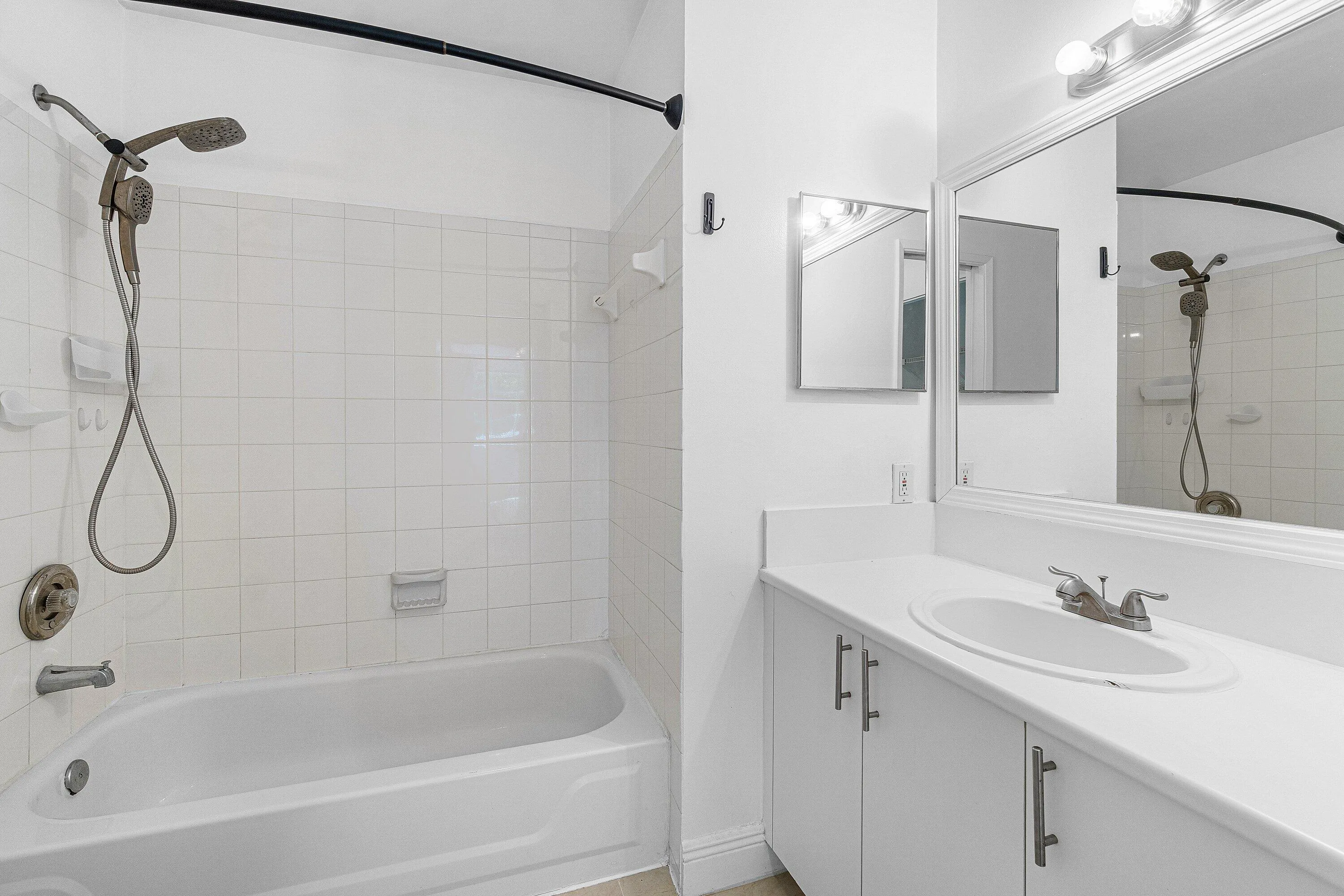 guest bathroom Combo tub/shower