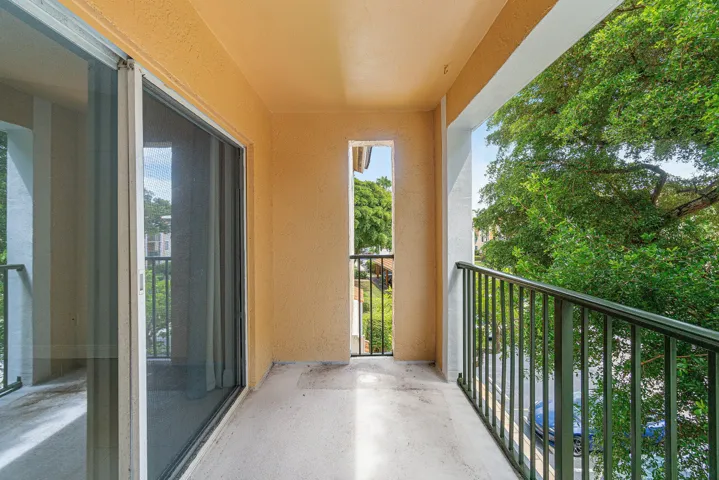 private third floor covered patio