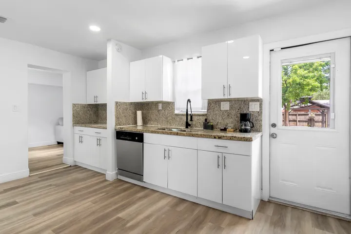 2709 Dewey St 22