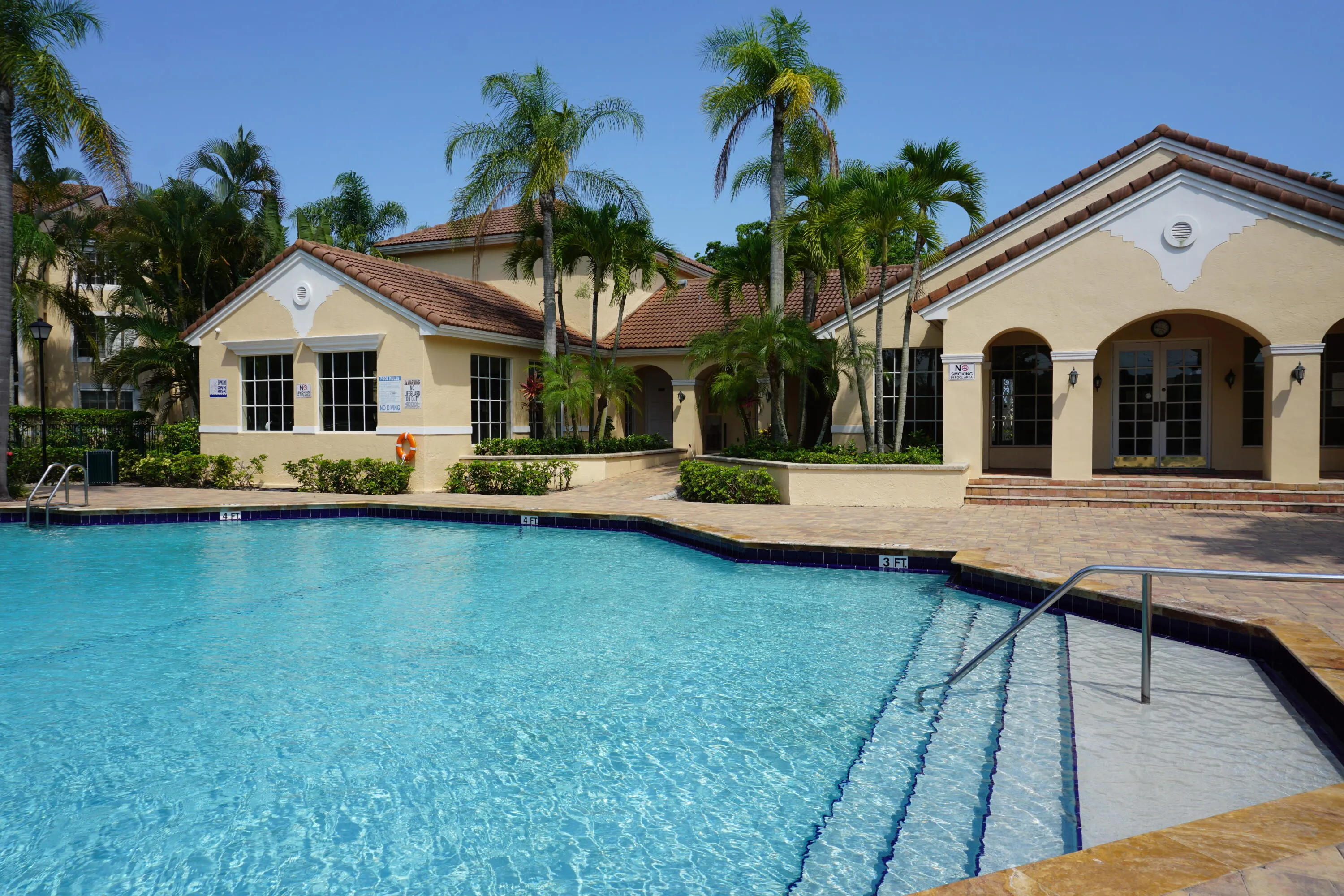 Pool & Club House