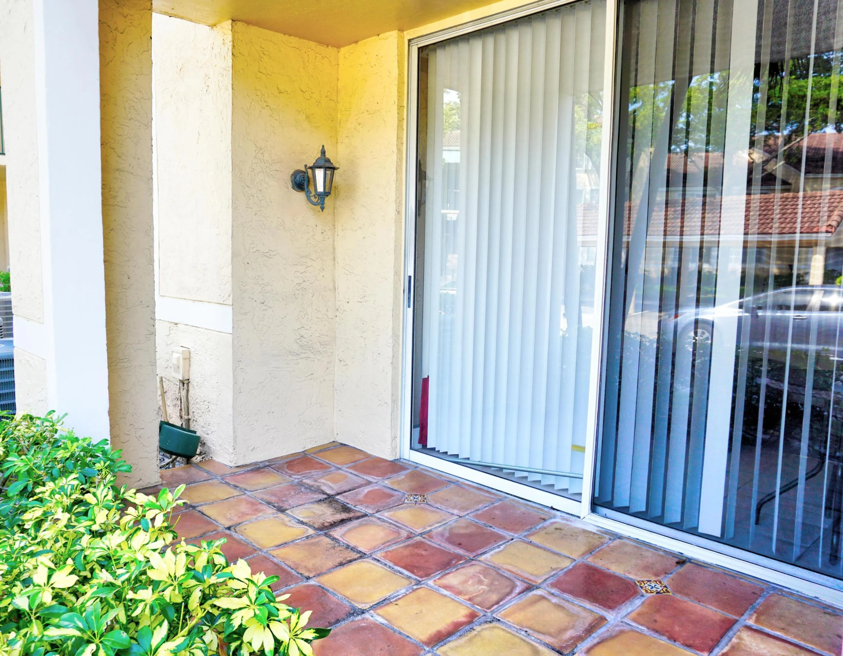 EXTERIOR PORCH