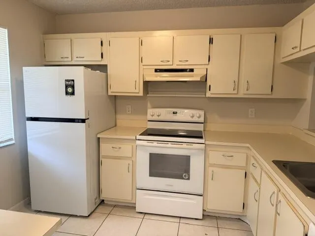 22064 - Kitchen