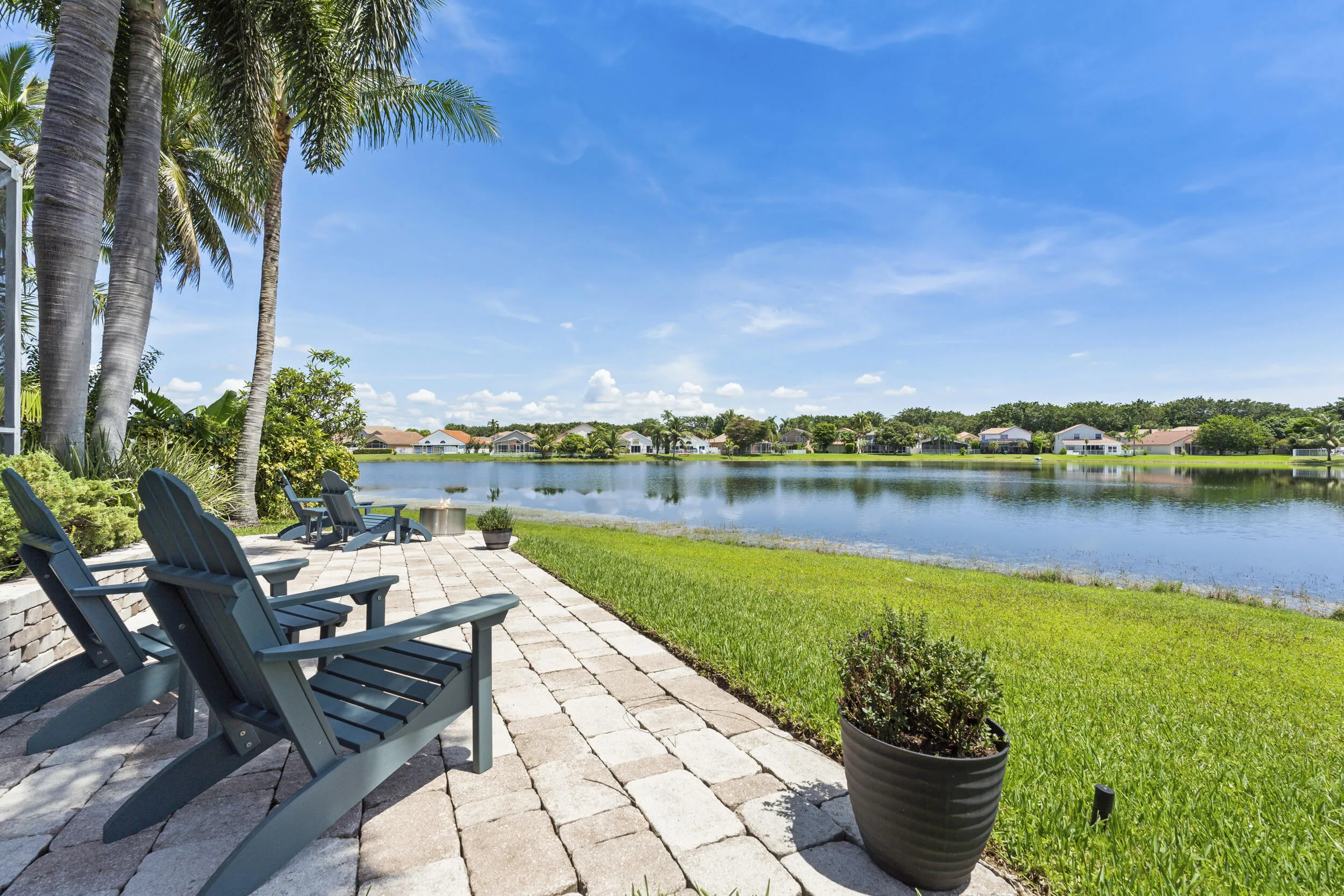 PEACEFUL LAKE LIVING!