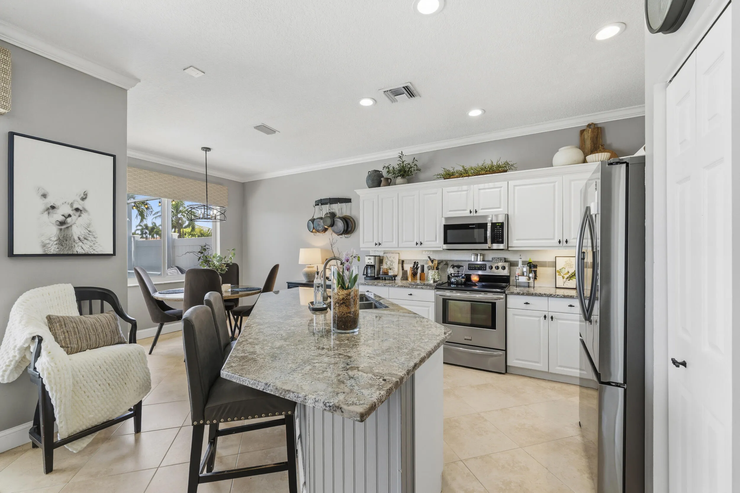 BEAUTIFUL KITCHEN WITH ISLAND