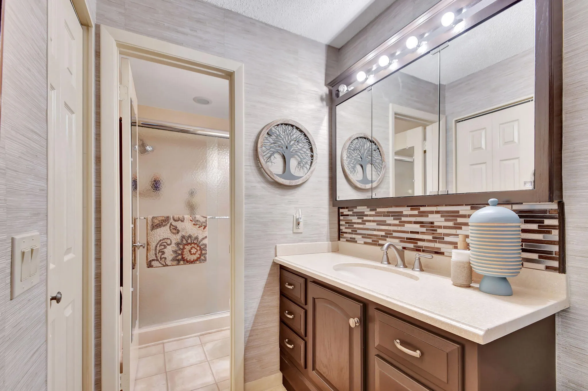 Ensuite primary bathroom.