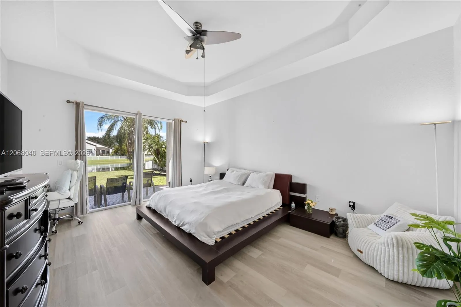Main bedroom with lake view