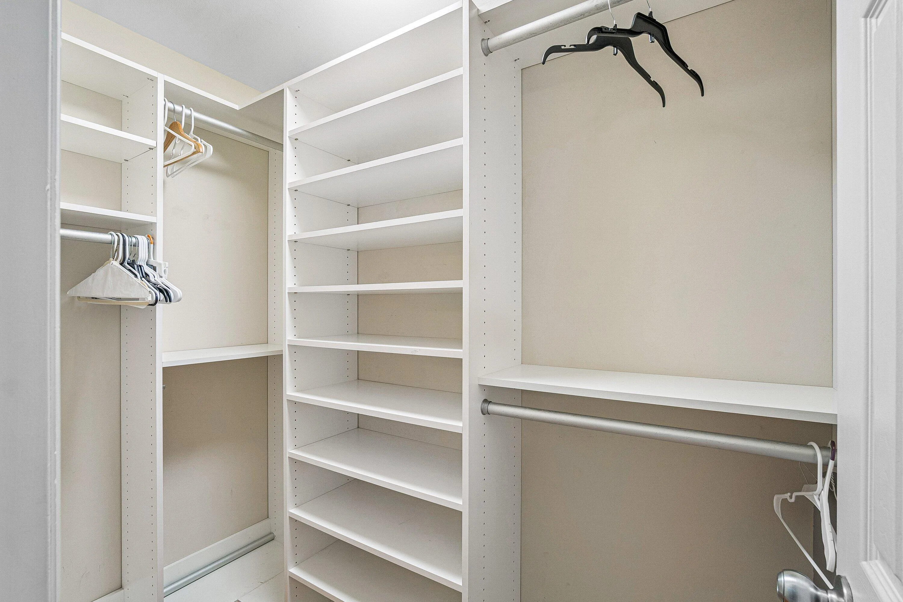 primary suite buit-in closet