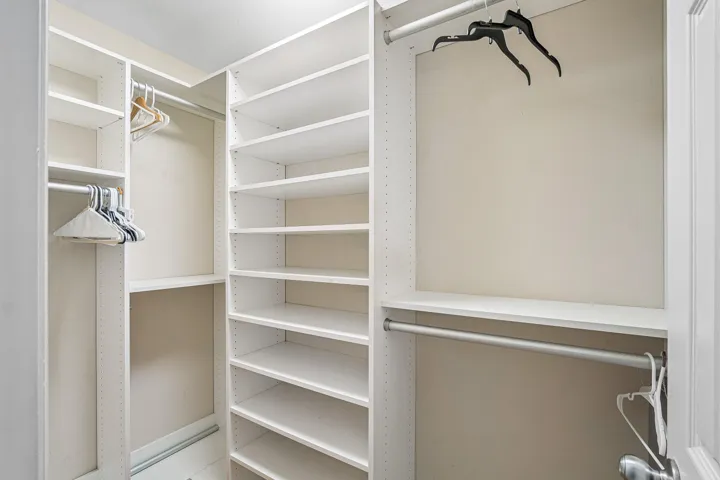 primary suite buit-in closet