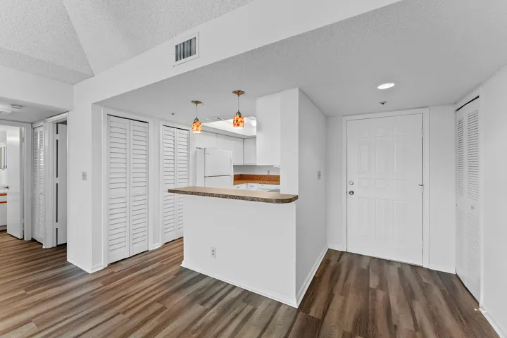 001-700UnoLagoDr-404-NorthPalmBeach-FL-3