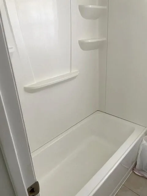 TUB / SHOWER