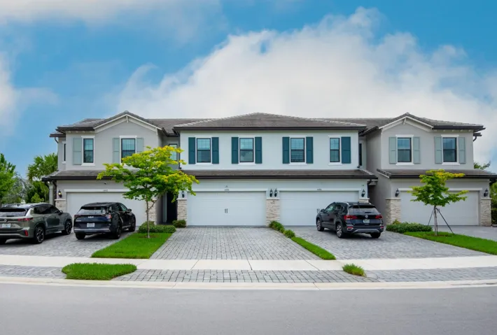 Curb appeal with easy access to community amenities