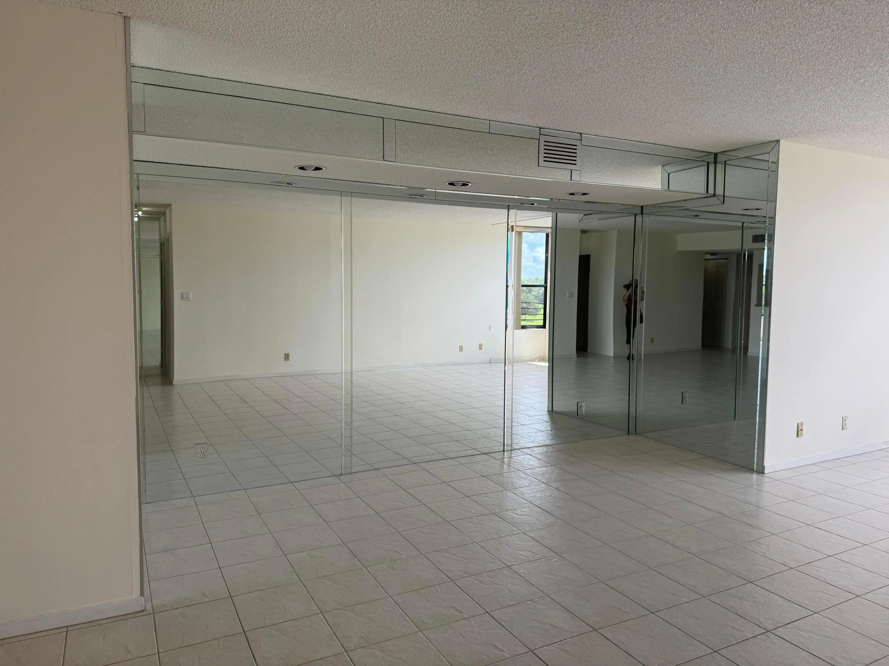 MIRRORED FAMILY ROOM