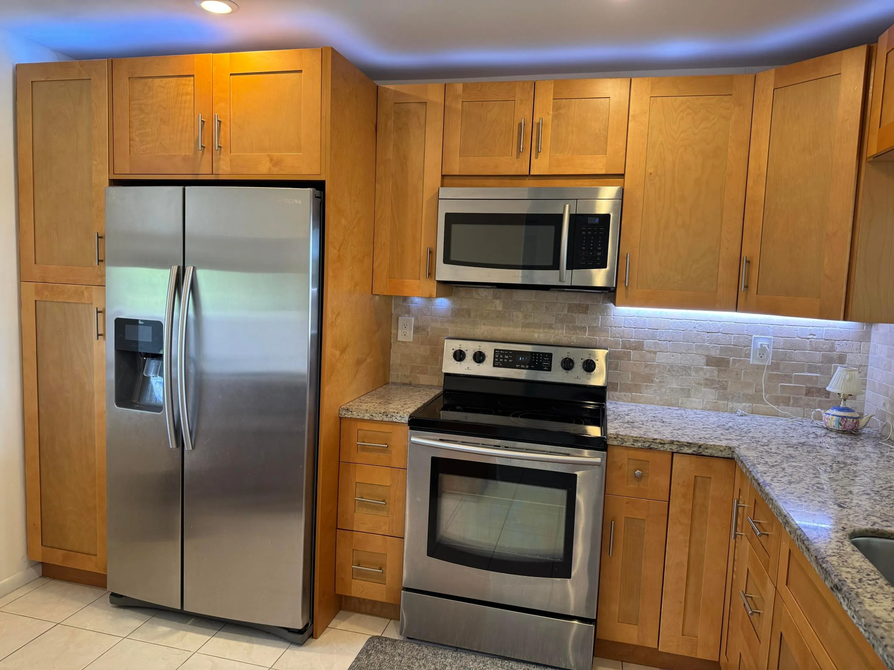 KITCHEN WITH ALL STAINLESS STEEL APPLIANCES'