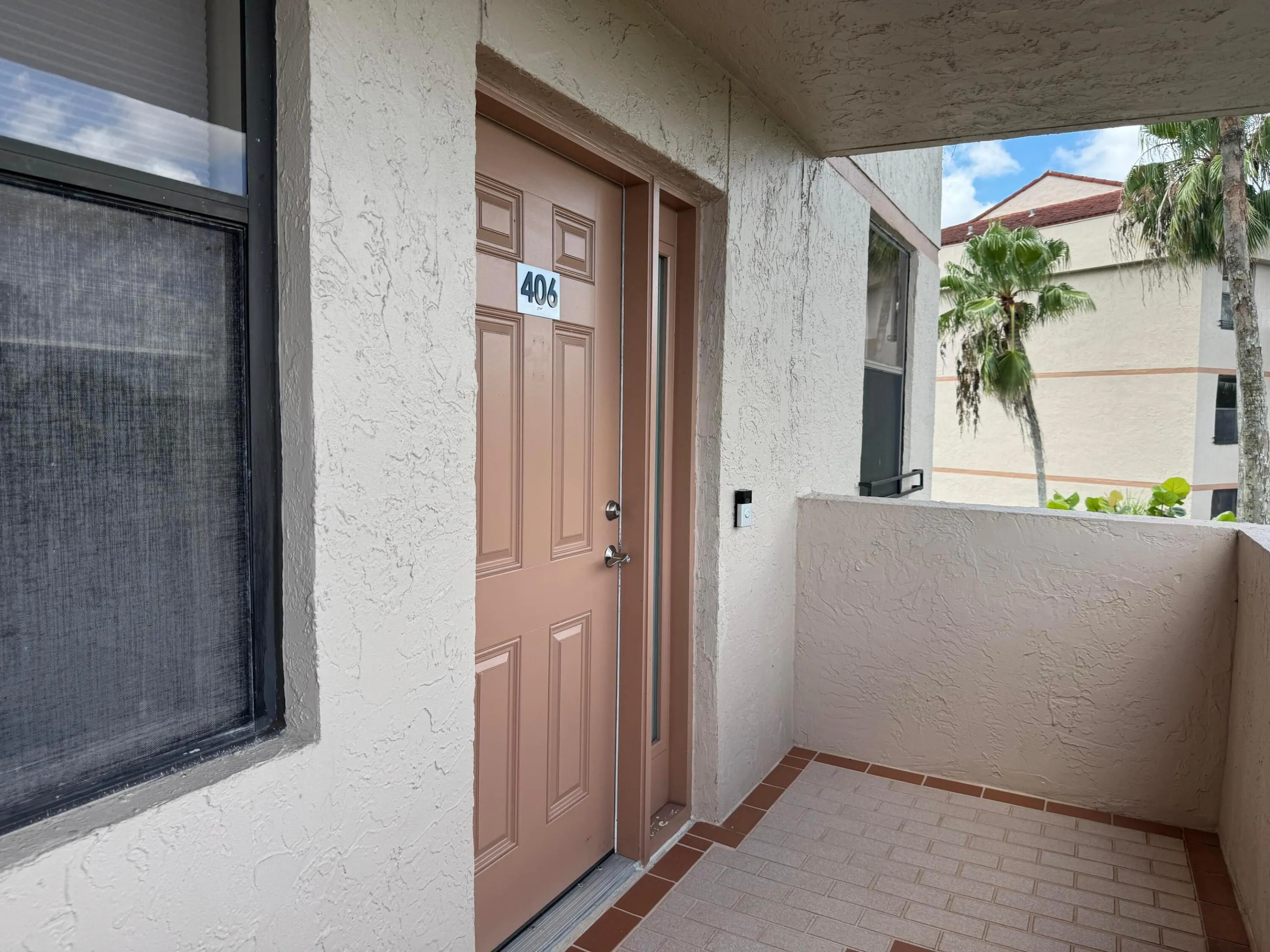 FRONT DOOR, CORNER UNIT