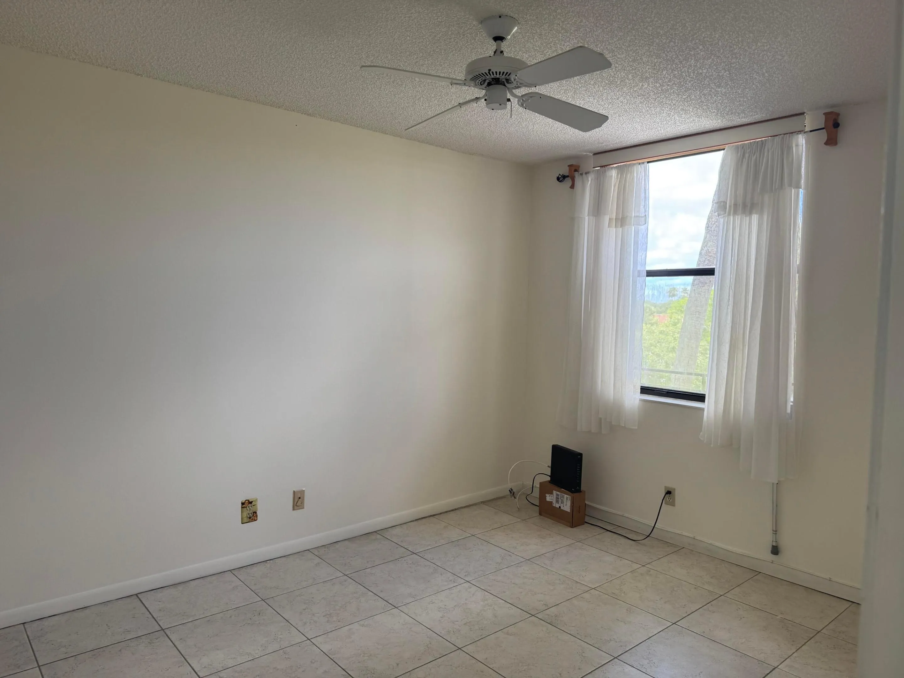 2ND BEDROOM OR DEN