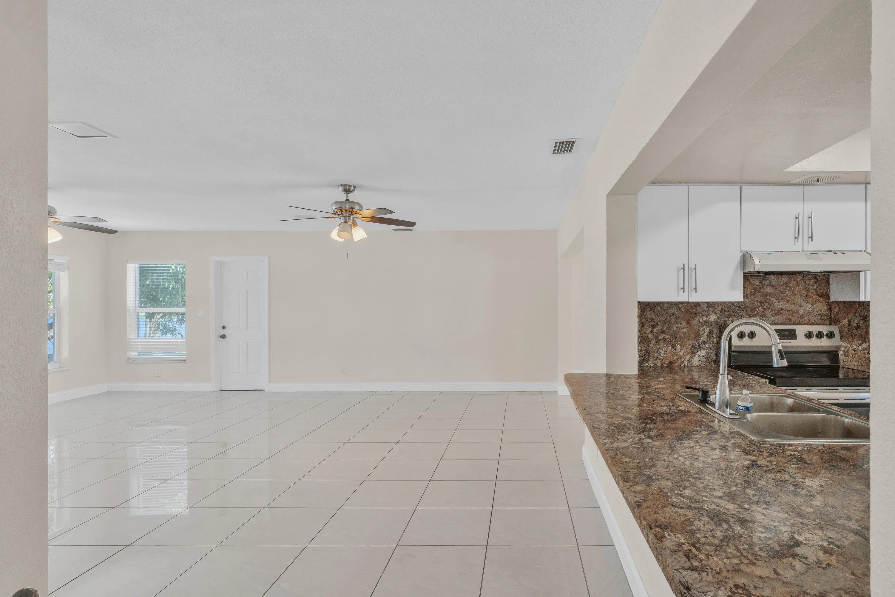 16 Kitchen (1)
