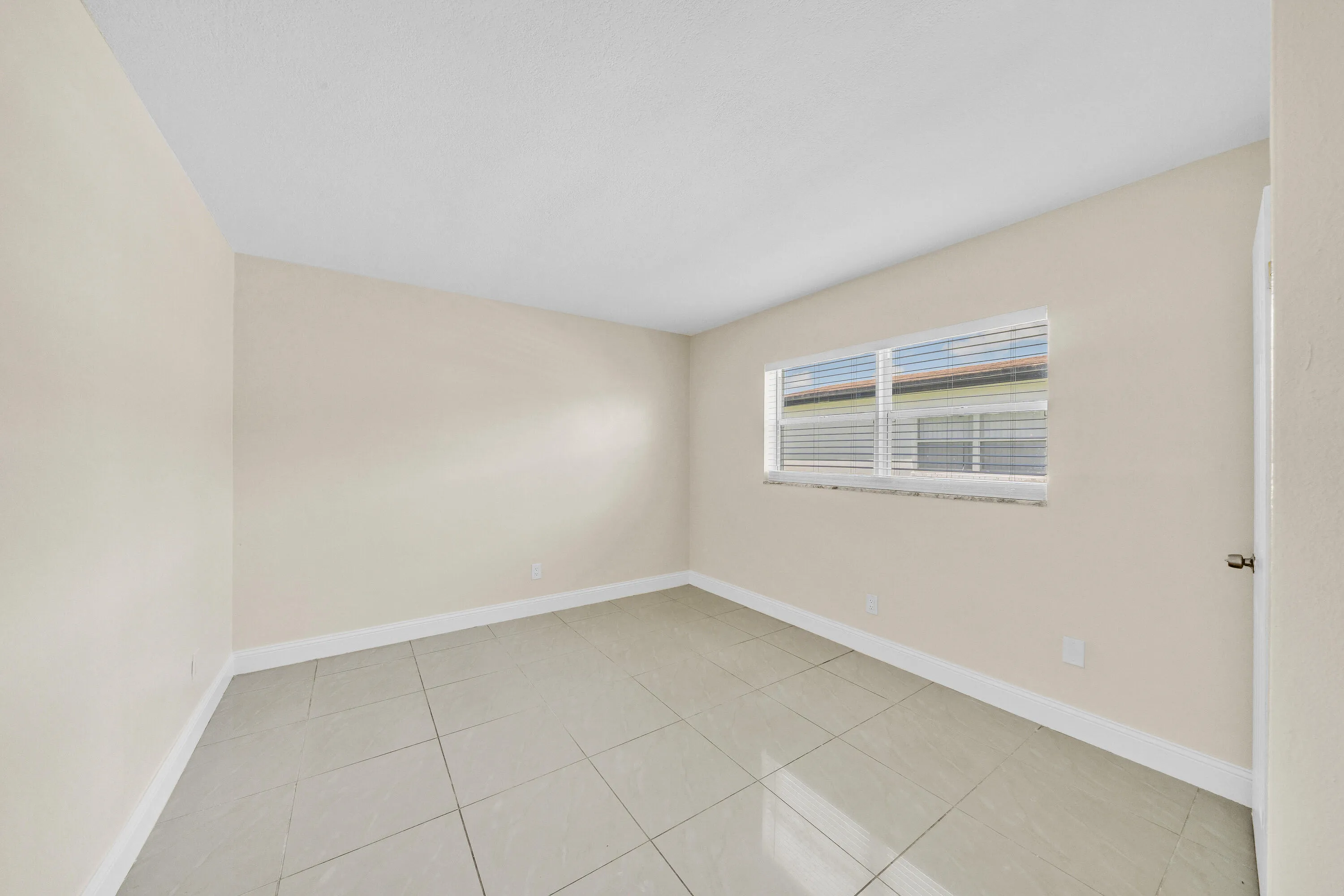 6 Guest Bedroom A (2)