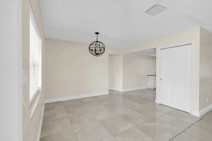 8 Dining Area (2)