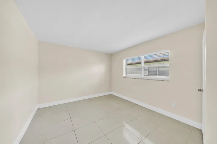 6 Guest Bedroom A (2)