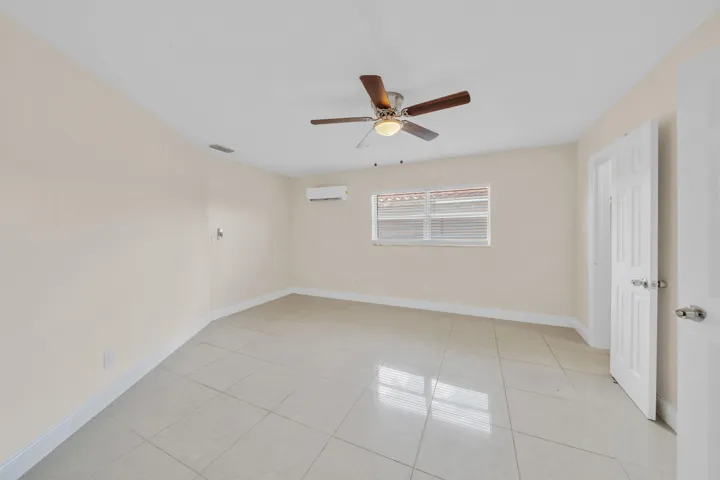 14 Primary Bedroom Suite B (2)