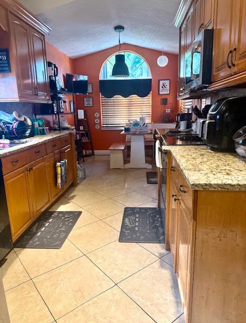 Kitchen Photo 1