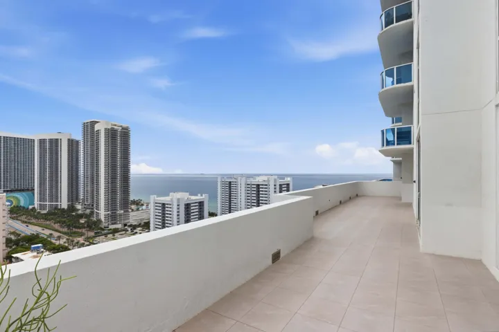 Wrap-around panoramic terrace