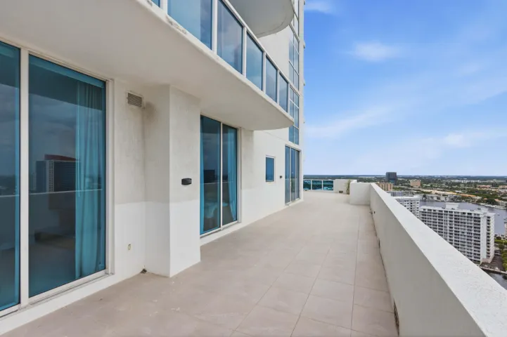 Wrap-around panoramic terrace