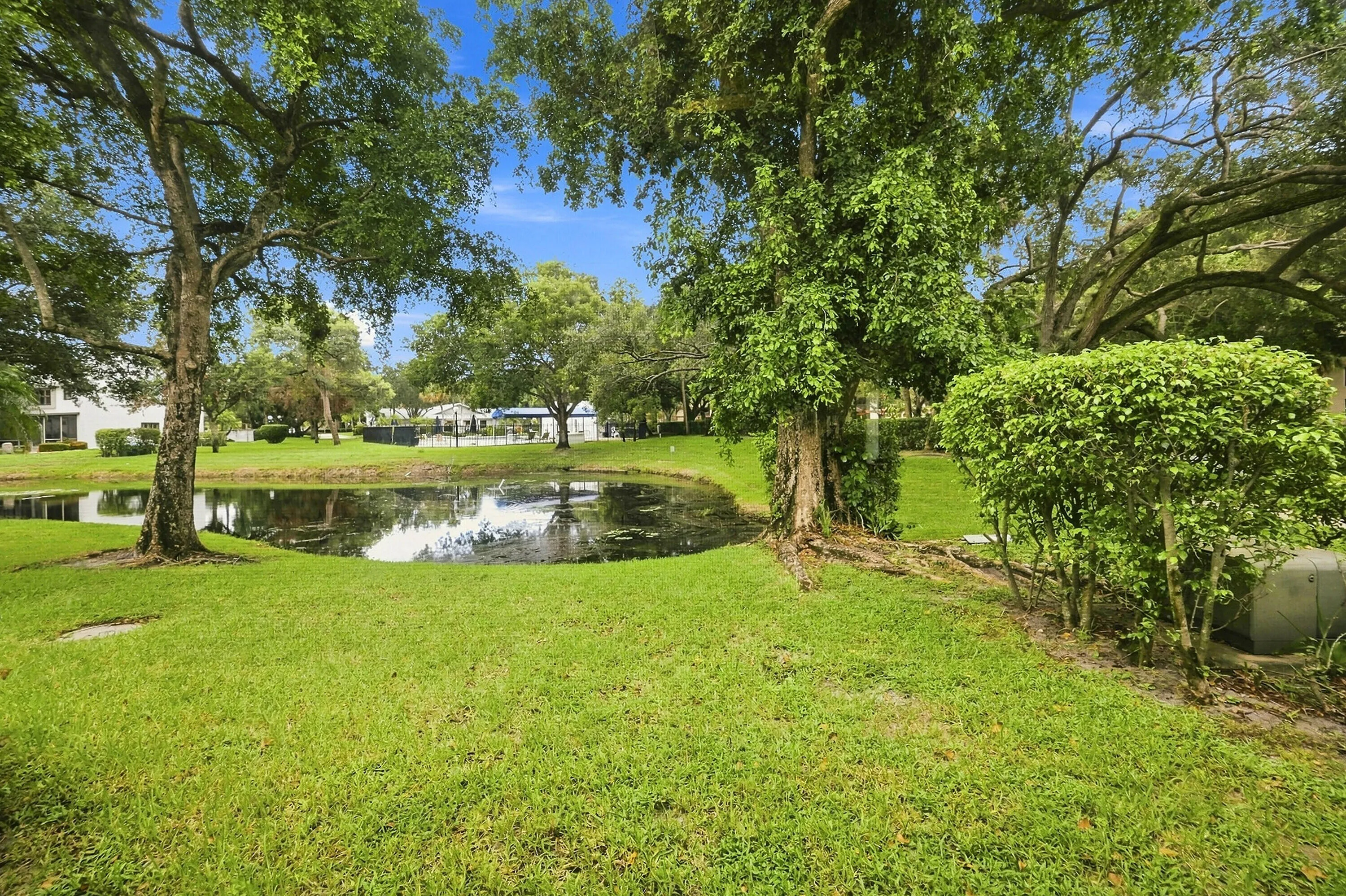 Water View / Garden Setting